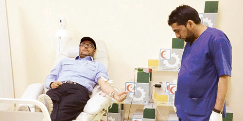  عميد الكلية يتبرع بالدم
