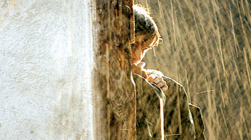 طفل تحت المطر 