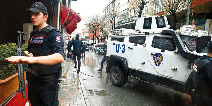  الشرطة التركية تقف عند مكان الحادث