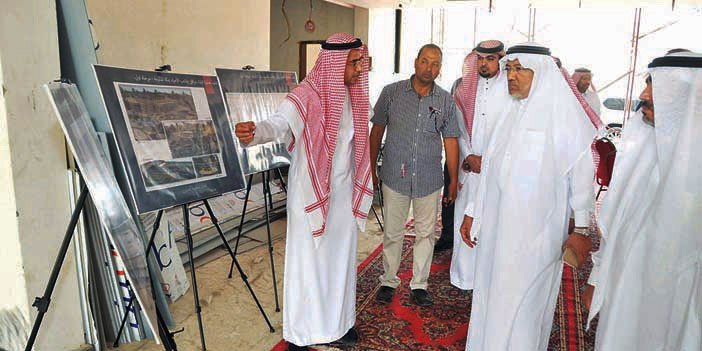  أمين العاصمة يستمع للشرح عن أحد المشاريع