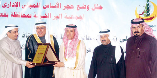  محافظ بقعاء يكرم العاملين