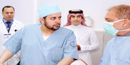 الدكتور الدوسري مع الصافي والفريق الطبي