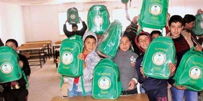 الحملة الوطنية السعودية تواصل تقديم مساعداتها للطلاب السوريين 