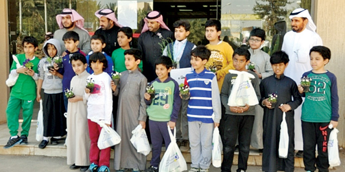  طلاب ابتدائية المجمع خلال زيارتهم للكلية التقنية ببريدة