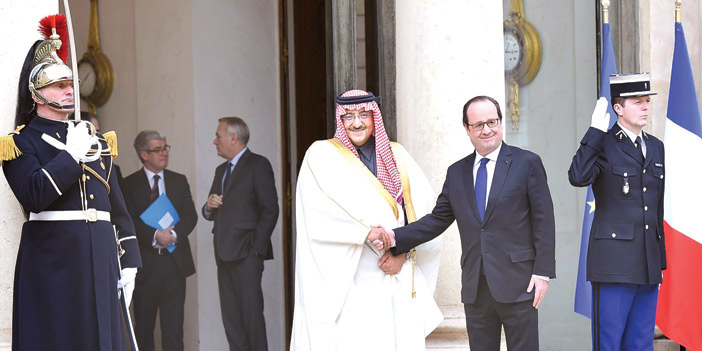  الرئيس الفرنسي مصافحاً ولي العهد أمام قصر الإليزيه في باريس