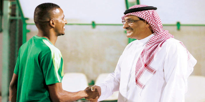  كيال يرحب بعقيل بلغيث عقب شفائه من الإصابة