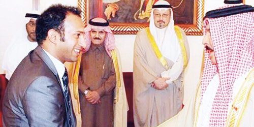  وهنا يصافح جلالة ملك البحرين