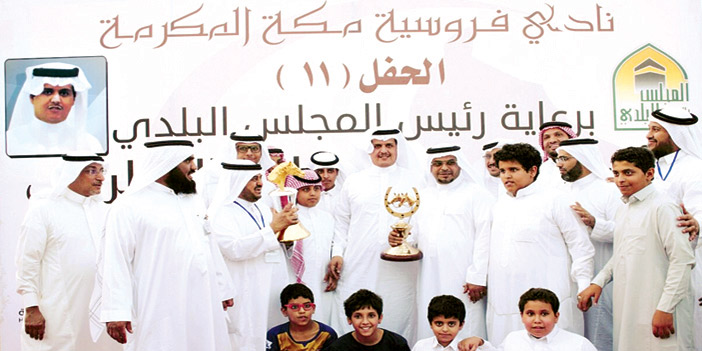  رئيس المجلس البلدي يسلم فايز المطرفي كأس الخيل العربية الأصيلة