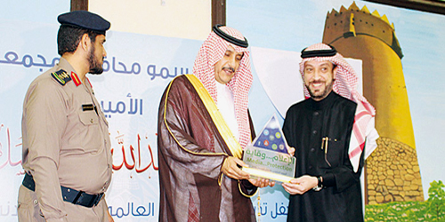  الأمير عبدالرحمن يكرم د. الحسيناوي