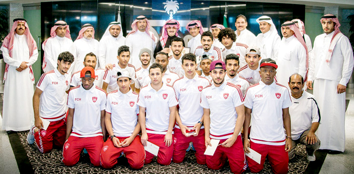  لقطة جماعية للأمير الوليد بن طلال مع منسوبي ولاعبي نادي حطين