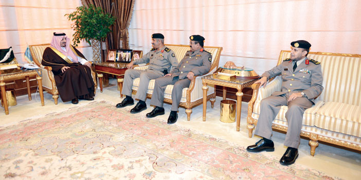  أمير عسير خلال استقباله الضباط