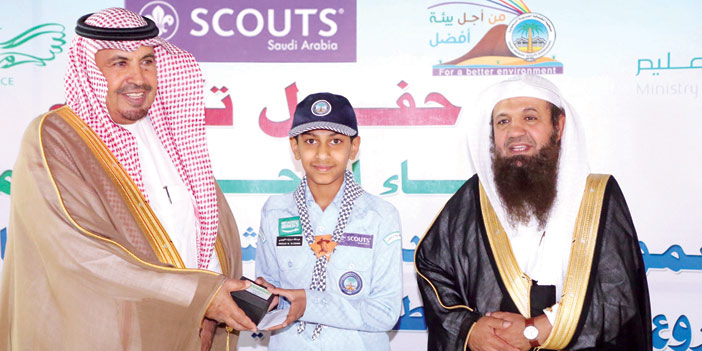  المحافظ يكرم كشافاً متميزاً