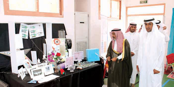  محافظ الزلفي خلال الجولة على محتويات المعرض