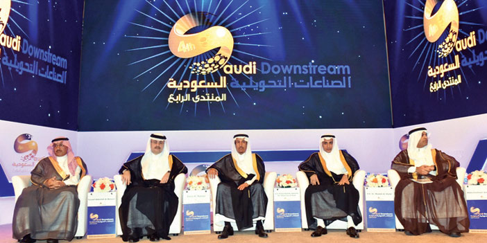  الأمير سعود بن ثنيان يتوسط المشاركين في المنتدى