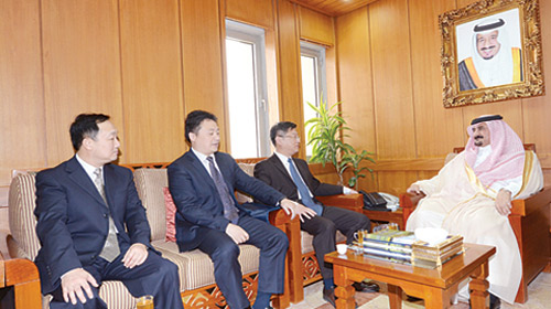  رئيس جامعة نايف خلال استقباله وفد الأمن العام الصيني