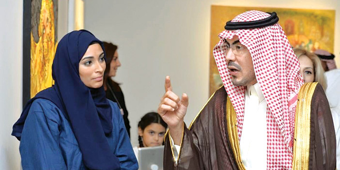 الأمير عبدالإله يتحدث إلى إحدى المشاركات