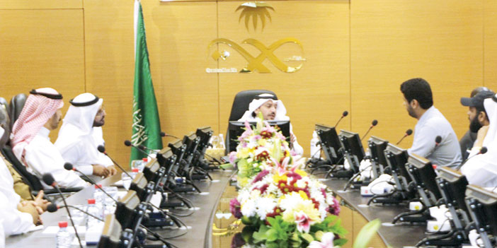  أمير المنطقة خلال ترؤسه الاجتماع
