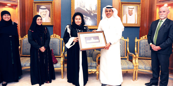  تقديم هدية تذكارية من قِبل حرم رئيس الوزراء لمدير المدارس