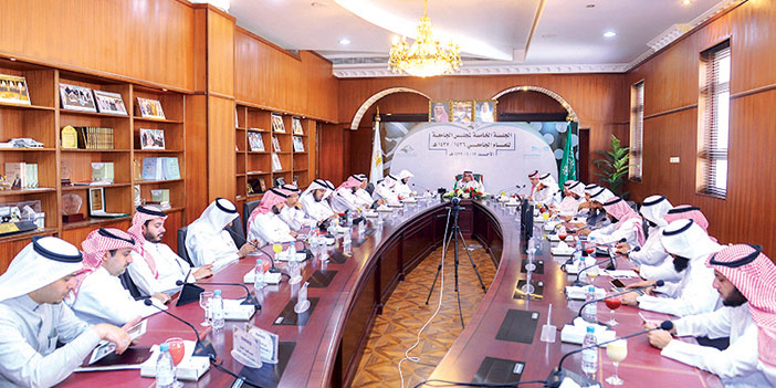  مدير الجامعة يترأس الاجتماع