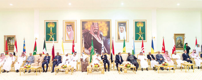  خادم الحرمين في حديث مع الرئيس السيسي أثناء حفل الغداء