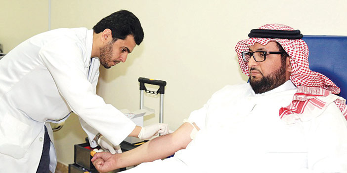  المشرف العام د. آل مشيط يتقدم المتبرعين بالدم