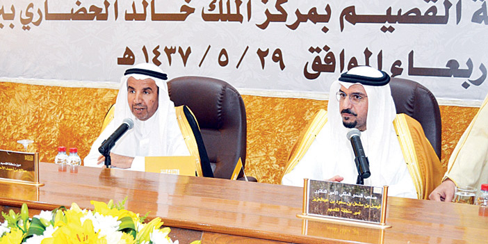  الأمير فيصل بن مشعل وإلى جواره أمين منطقة القصيم