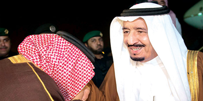  خادم الحرمين مصافحاً ولي العهد لدى وصوله إلى الرياض