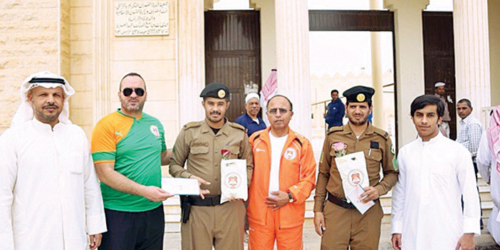  توزيع الهدايا على رجال الأمن أمام بوابة النادي قبل بداية الحملة