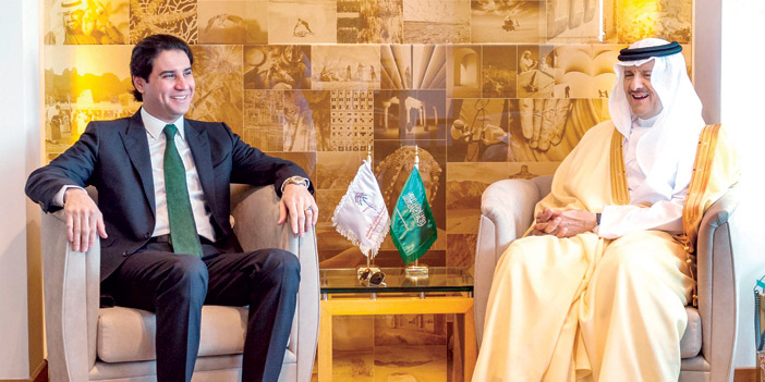  الأمير سلطان بن سلمان مستقبلاً السفير الليبي