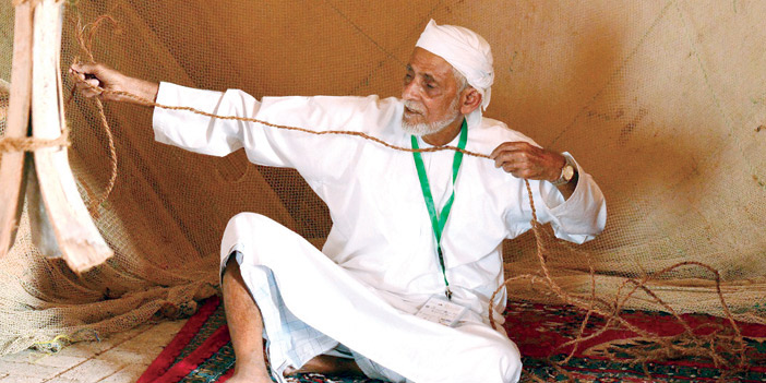  صناعة شباك الصيد تحتاج للدقة والمهارة