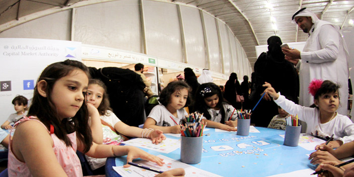  جانب من ورش الأطفال المقامة في «جناح الطفل» بالمعرض