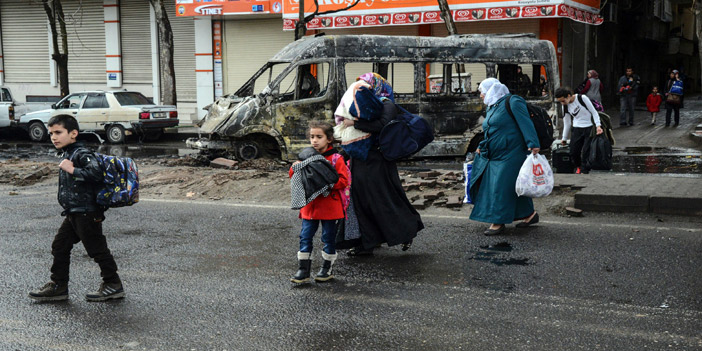 عوائل تغادر منازلها في وسط ديار بكر وسط اشتباكات عنيفة بين الجيش التركي والمسلحين الأكراد