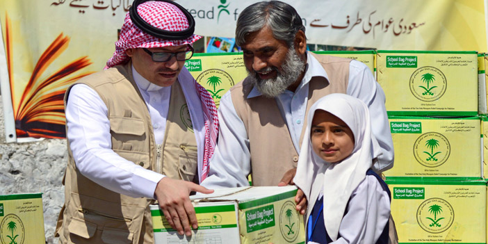 حملة خادم الحرمين لإغاثة الشعب الباكستاني توزع أكثر من 4200 حقيبة مدرسية على الطلاب الأيتام 