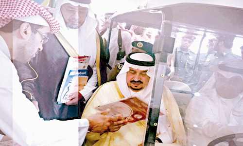  الأمير فيصل بن بندر يطلع على منشورات جناح صحة الرياض