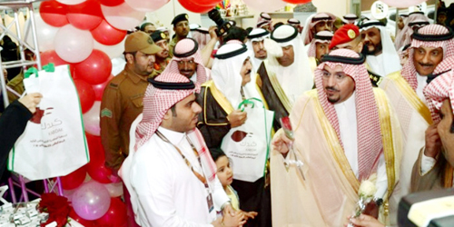  الأمير فيصل خلال زيارته لمعرض جمعية كبدك