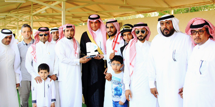  مالك الحصان شلواح يتسلم كأس شركة ساتورب