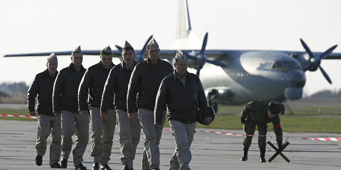  طاقم من القوات الجوية الروسية بعد الوصول إلى روسيا