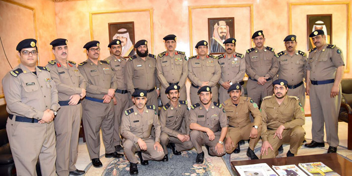  العميد البيز مع الأفراد المترقين