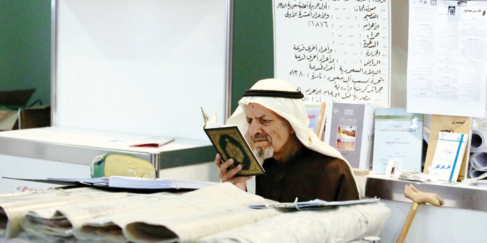  الحمدان في جناح الدار بمعرض الكتاب