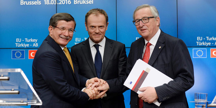  ممثلو الاتحاد الأوروبي وتركيا لحظة إعلانهم إلى اتفاق تاريخي