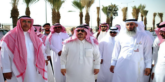 أمير الرياض خلال زيارته أحد مواقع المهرجان