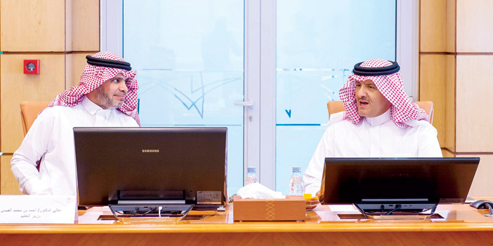  الأمير سلطان بن سلمان ووزير التعليم د.أحمد العيسى خلال اللقاء