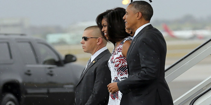  أوباما وزوجته ميشيل لدى وصولهما كوبا أمس