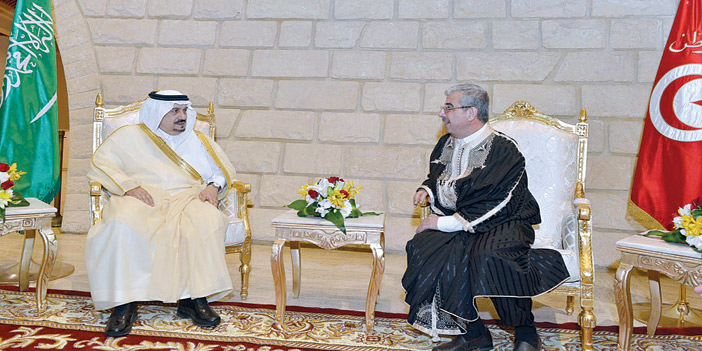  أمير منطقة الرياض يتبادل الحديث مع السفير التونسي