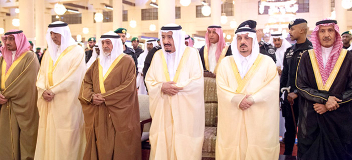  خادم الحرمين خلال تأديته صلاة الميت على الأمير بندر بن سعود بن عبدالعزيز