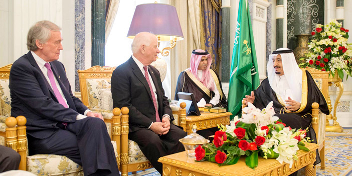  خادم الحرمين مستقبلاً الوفد الأمريكي