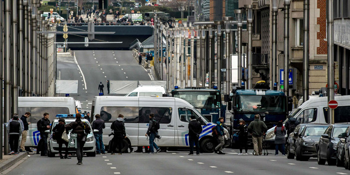 الشرطة والجيش البلجيكيان يطوقان موقع المترو في محاولة لإخراج الضحايا