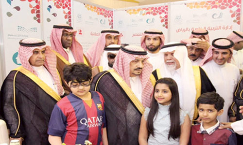  الأمير فيصل داخل جناح تعليم الرياض في المهرجان