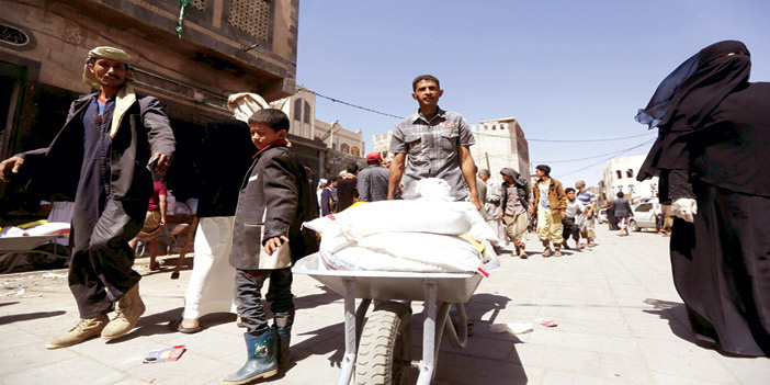  عائلات يمنية تتلقى المساعدة من أحد مراكز الإيواء بسبب حصار الحوثيين الجائر على صنعاء