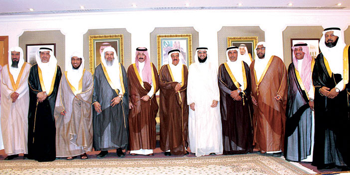  محافظ الأحساء خلال استقبال أعضاء إدارة جمعية تحفيظ القرآن